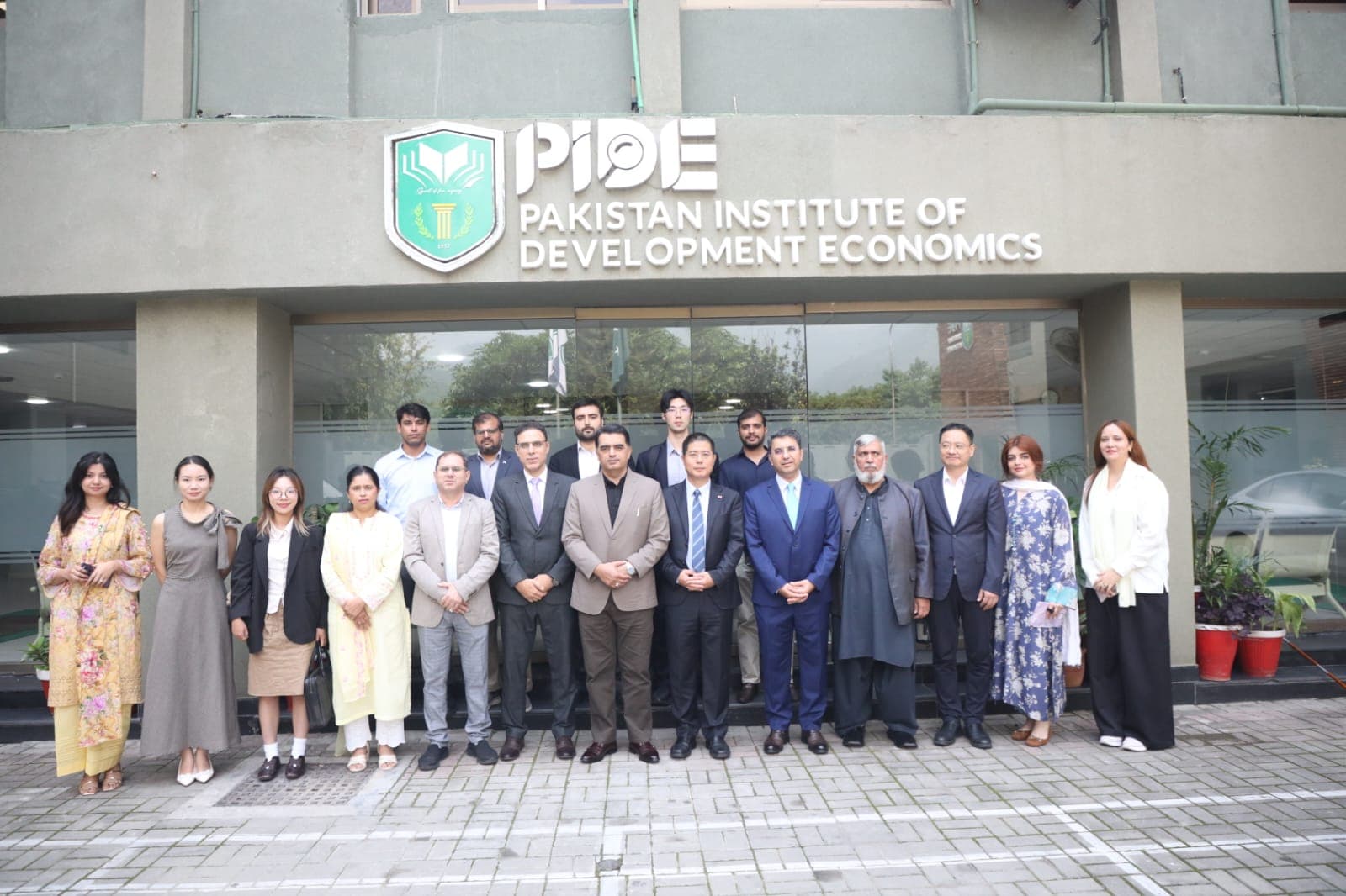 Chinese Delegation Visits — photograph 19 of 20